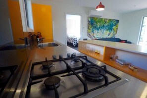 Kühlschrank, Mikrowelle, Herdplatte, Geschirrspüler