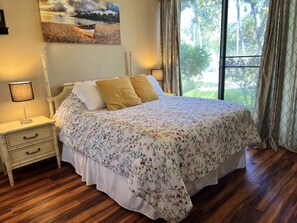 1 habitación, tabla de planchar con plancha y cuna de viaje 