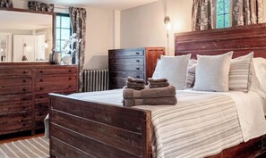 4 habitaciones, tabla de planchar con plancha, wifi y ropa de cama 