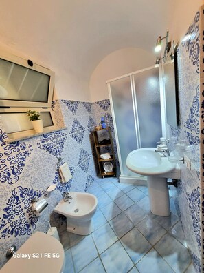 Dusche, Haartrockner, Bidet, Handtücher