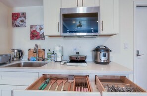 Kühlschrank, Mikrowelle, Ofen, Wasserkocher mit Kaffee-/Teezubehör