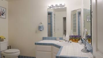 Regadera, secadora de cabello, toallas, jabón