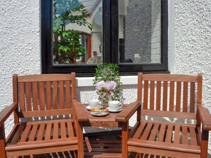 Outdoor dining - 4 bedroom accommodation in Portpatrick, near Stranraer (Portpatrick, near Stranraer)