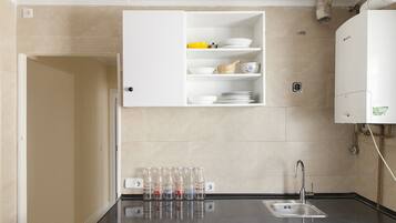 Frigorífico, microondas, horno y cafetera o tetera