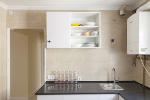 Refrigerador, microondas, horno y cafetera y tetera