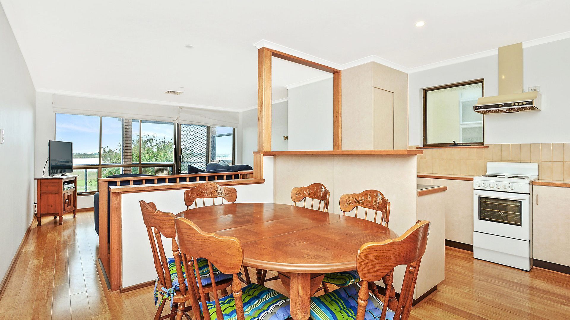 Réfrigérateur, micro-ondes, four, bouilloire électrique