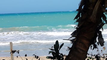 Ubicación cercana a la playa y toallas de playa