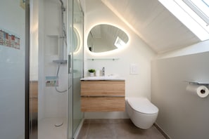 Baignoire, séchoir à cheveux, serviettes fournies, savon