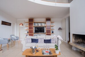 TV, fireplace, DVD player, books