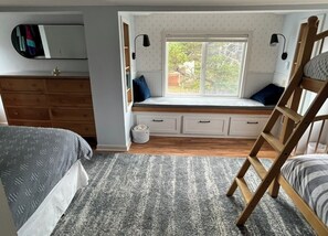 3 bedrooms, free WiFi, bed sheets - The Oregon beach cabin is a couple of minutes from a quiet beach. (Cloverdale)