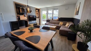 Dining - Whirlpool + fireplace + dogs welcome + fully fenced garden + free WiFi + in quiet vacation settlement directly behind the dike / beach + fully equipped + own garden terrace covered + charging possibility e-car (Dornumersiel)