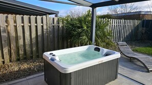 Outdoor spa tub - Whirlpool + fireplace + dogs welcome + fully fenced garden + free WiFi + in quiet vacation settlement directly behind the dike / beach + fully equipped + own garden terrace covered + charging possibility e-car (Dornumersiel)