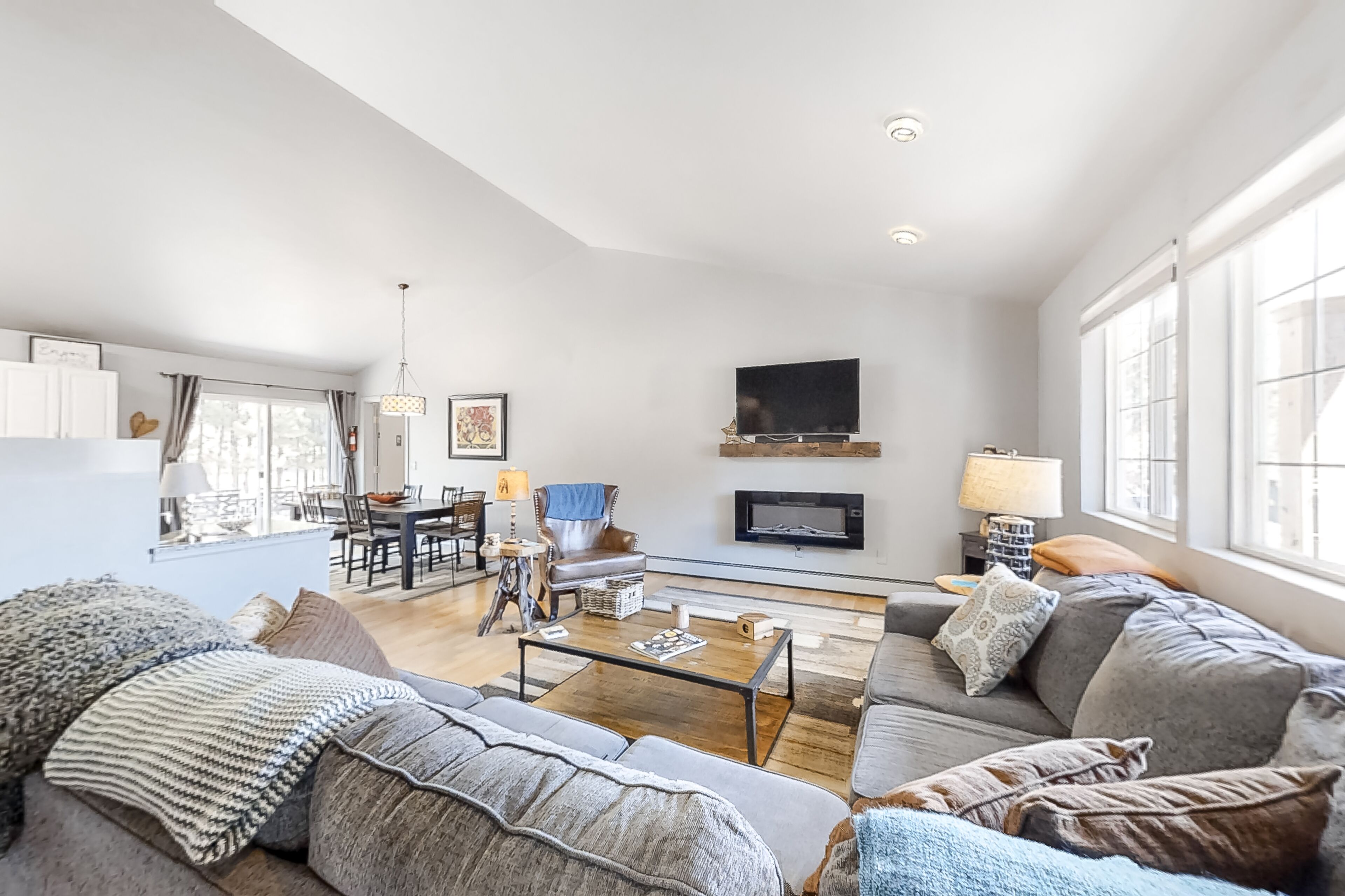 Cozy home in peaceful neighborhood with hammock & patio - one mile from downtown