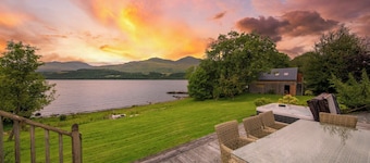 Ardeonaig Lodge on Loch Tay with Hot Tub & Water Fronted Games Room