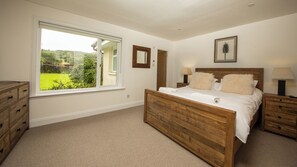 4 slaapkamers, een strijkplank/strijkijzer, wifi, beddengoed