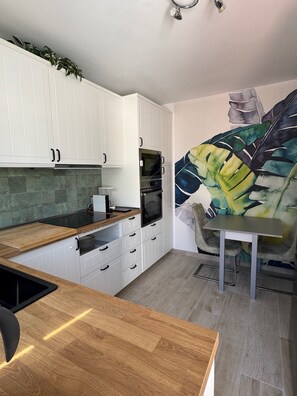 Fridge, microwave, oven, stovetop