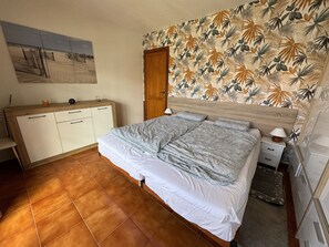 2 bedrooms, iron/ironing board, free WiFi, bed sheets