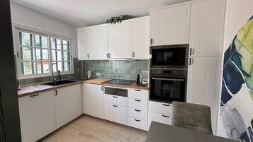 Frigorífico, microondas, horno y placa de cocina