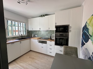 Réfrigérateur, four à micro-ondes, un four, surface de cuisson