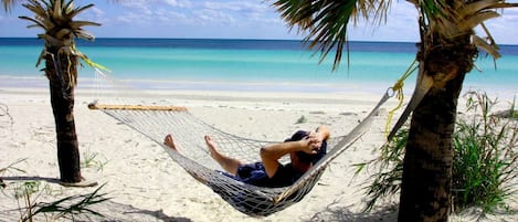 Aan het strand, ligstoelen aan het strand, strandlakens