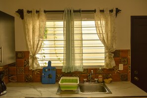 Fridge, microwave, oven, stovetop - Casa Marisol Tortuga Apt. 1 - Cozumel Cool Hosting (San Miguel de Cozumel)