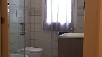 Dusche, Haartrockner, Bidet, Handtücher