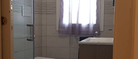 Shower, hair dryer, bidet, towels