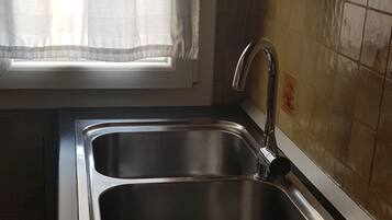 Réfrigérateur, micro-ondes, lave-vaisselle, cafetiÚre/bouilloire