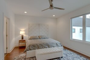 3 Schlafzimmer, Schreibtisch, Bügeleisen/Bügelbrett, Reisekinderbett