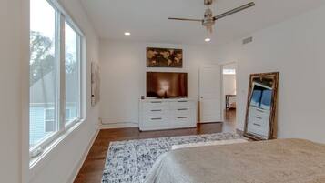 3 dormitoris, escriptori i planxa i posts de planxar