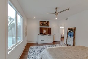 3 bedrooms, desk, iron/ironing board, travel cot