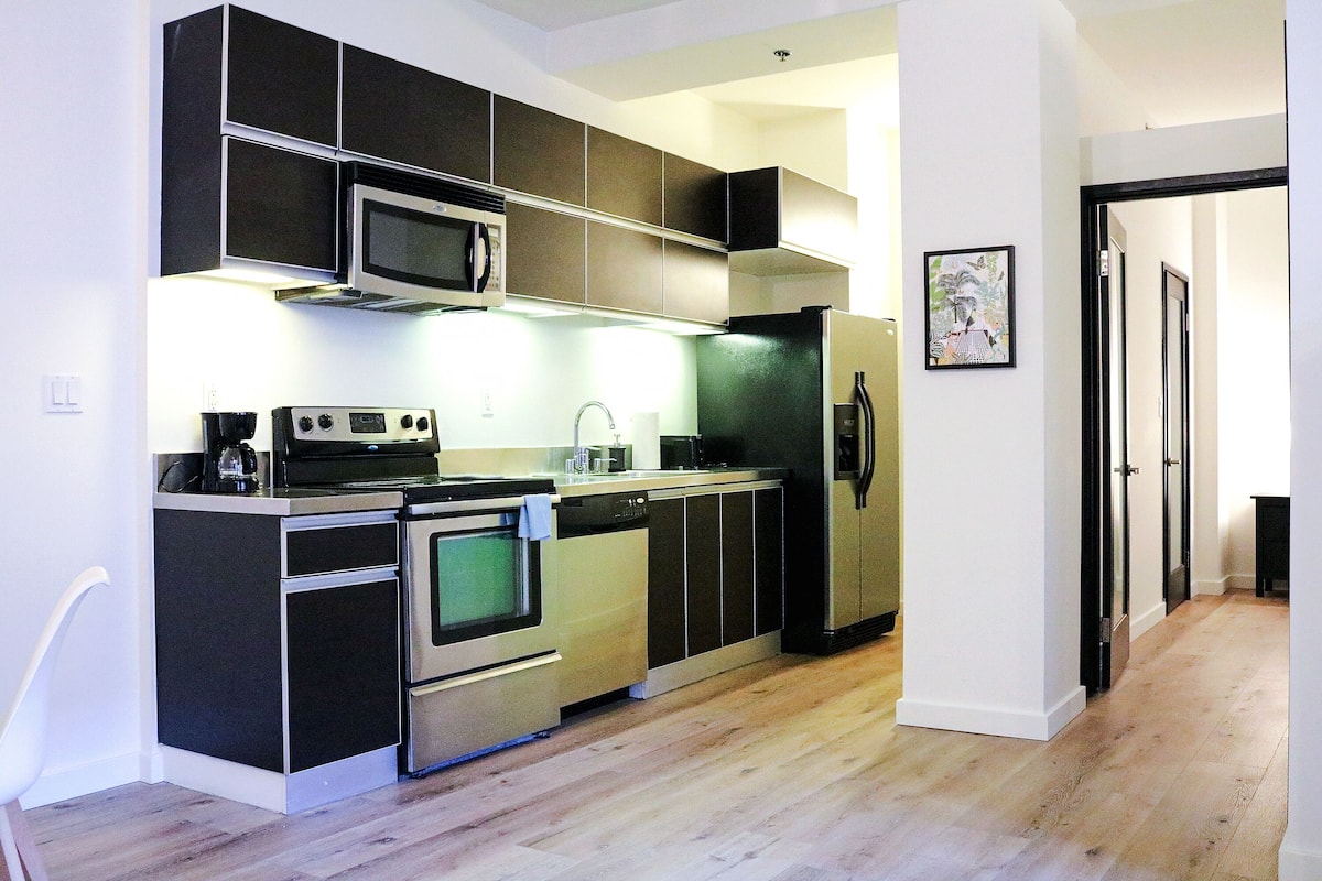Full-size fridge, microwave, oven, stovetop