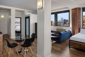 Suite, 1 slaapkamer, niet-roken (1 King Bed, 1 Queen Bed) | Een strijkplank/strijkijzer, gratis wifi, beddengoed