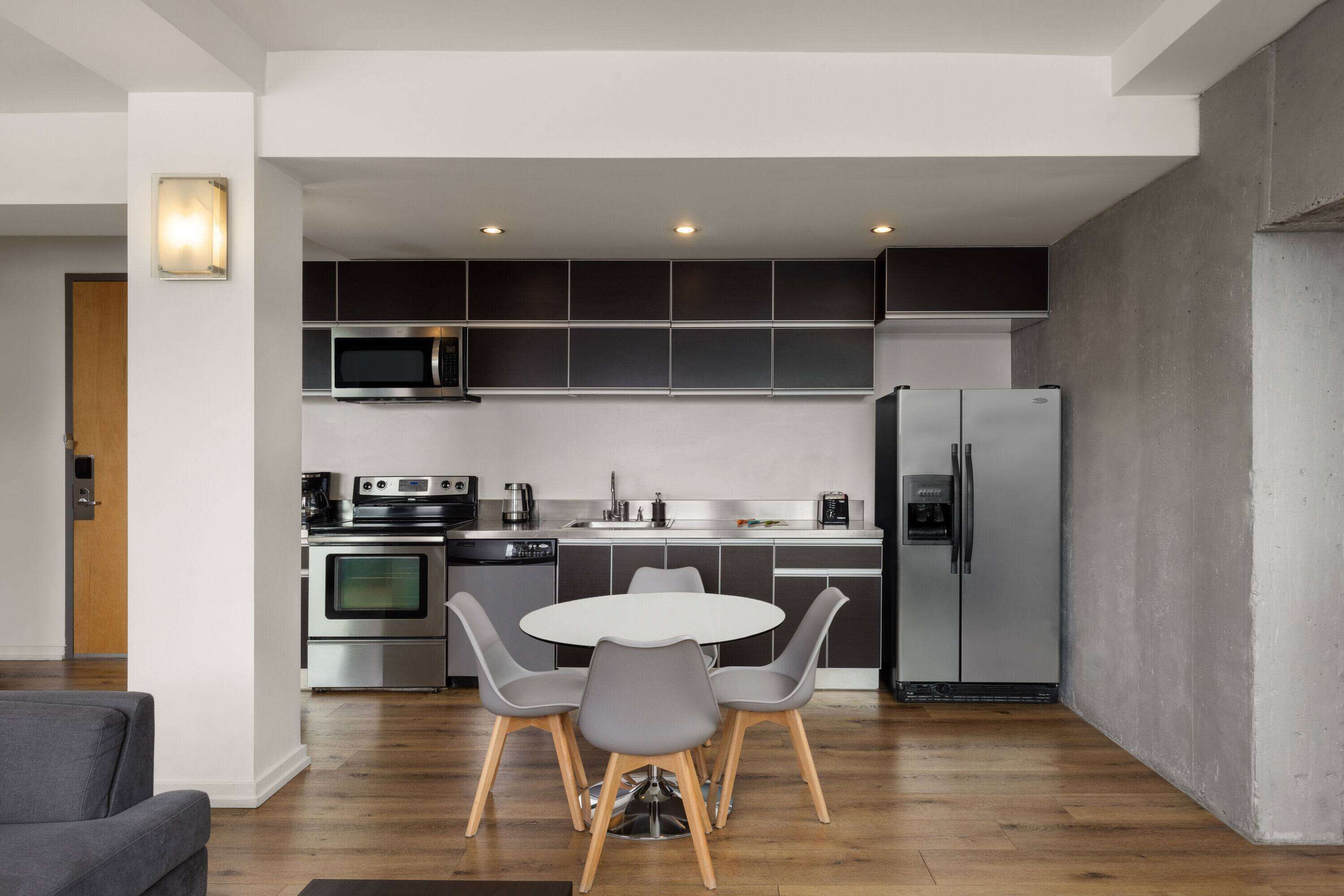 Grand réfrigérateur, micro-ondes, four, plaque de cuisson