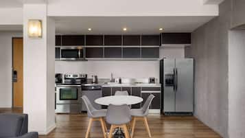 Full-size fridge, microwave, oven, stovetop