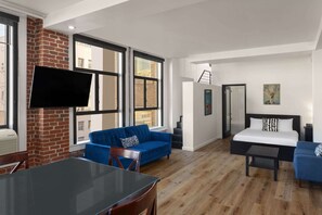 Suite, 2 queensize-senger, ikke-røyk (Bi-Level) | Strykejern/-brett, wi-fi (inkludert) og sengetøy