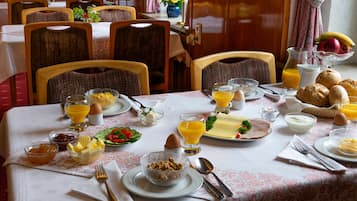Bữa sáng buffet vào ngày cuối tuần (14.5 EUR/mỗi người)