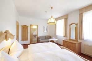 Family Triple Room, Non Smoking, Hill View | Premium bedding, down comforters, individually decorated - B&B Sauerland TCF (Willingen)