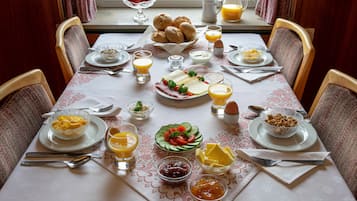 Frühstücksbuffet am Wochenende (14.5 EUR pro Person)