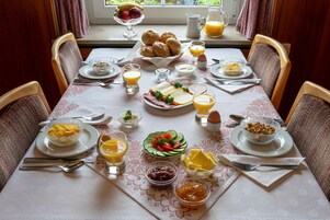 Desayuno buffet los fines de semana (EUR 14.5 por persona)