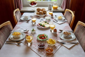 Desayuno buffet los fines de semana (EUR 14.5 por persona)