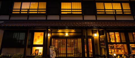 住宿正面 - 傍晚/夜晚