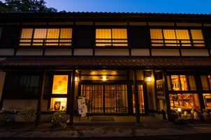 Fachada da propriedade à noite