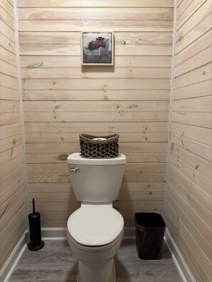 Tina con regadera, toallas, jabón, shampoo