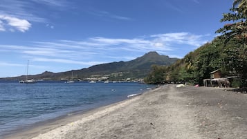 Beach nearby, sun loungers, beach towels