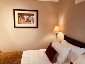 Escritorio, tabla de planchar con plancha, wifi y ropa de cama