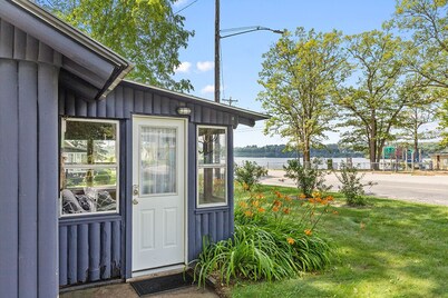 Cozy pet-friendly cabin w dock, kayaks, bikes