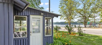 Cozy pet-friendly cabin w dock, kayaks, bikes