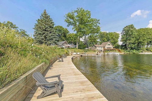 Cozy pet-friendly cabin w dock, kayaks, bikes