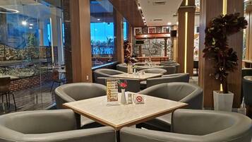 2 restaurantes; se sirven desayunos